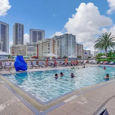 Lower Penthouse 3BD 3BA - Beach Pool Gym