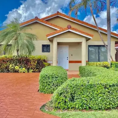 Tropical Oasis home w Community Pool great area