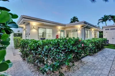 a house with a large hedge in front of it at Oceana @ Casa Del Sol in Fort Lauderdale