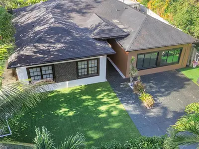 an aerial view of a house with a yard at VillaLee Luxury Heated Pool & Spa Sauna Golf in North Miami