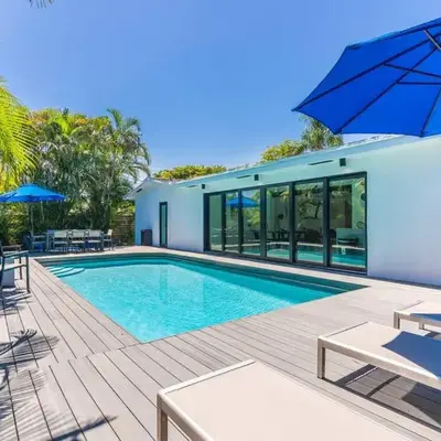 Heated Pool Modern 5 Bedrooms House 10 minutes to the Ocean