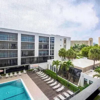 Amazing condo 5 minute walk to the beach!