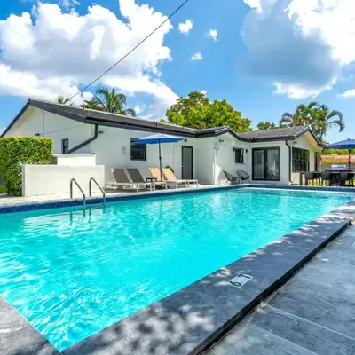 Villa Aura Heated Pool 4 Bedrooms 5 minutes to the Ocean