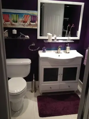 a bathroom with a toilet and a sink and a mirror at Apartamento en Miami Beach sobre la playa in Miami Beach