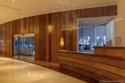 a lobby with wooden walls and a chandelier at Apartamento en Miami Beach sobre la playa in Miami Beach