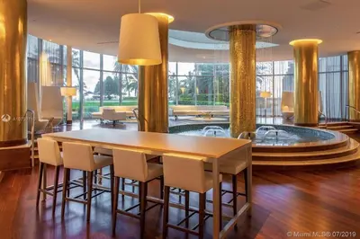 a dining room with a table and chairs and a tub at Apartamento en Miami Beach sobre la playa in Miami Beach