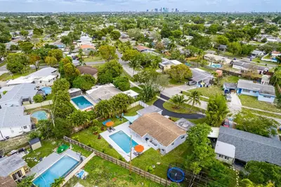 an aerial view of a neighborhood with houses at Spacious 5 Bedrooms with Large Pool, 12 minutes to the Ocean in Fort Lauderdale