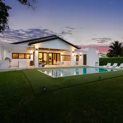 Super Modern Waterfront Paradise Near the Beach