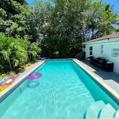 HOUSE WITH POOL