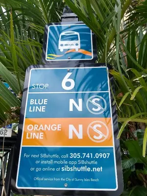 a sign for a blue line and an orange line at Estudios para 4 personas en la playa de Sunny Isles Beach in Miami Beach