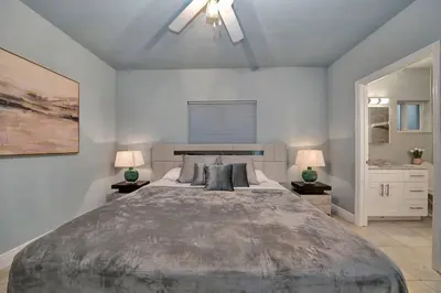 a bedroom with a large bed and two lamps at Luxury Duplex in Heart of Fort Lauderdale Near The Beach in Fort Lauderdale