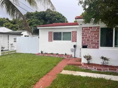 a white and red house with a grass yard at Angies-10 Min Beach-10 People-Terrace-Families in Hollywood