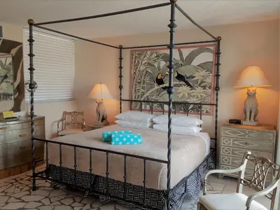 a bedroom with a four poster bed and two lamps at Manhattan Tower Apartment Hotel in Fort Lauderdale