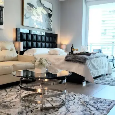 Amazing Studio Located in Upscale-Prime Location. Walking Distance to Restaurant