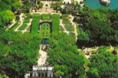 an aerial view of a house with a green yard at SUPER CLOSE Beach, Airport, port, Downtown, Wynwood in Miami