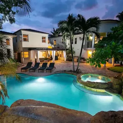 Villa sleeps 18 in Miami Shores with Movie theater / Pool / Jacuzzi