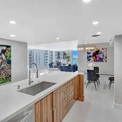 The Queen B! Water & Skyline Views - Renovated