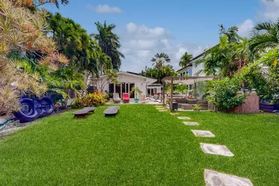 a backyard with benches on the grass at Sunny Oasis in Hollywood