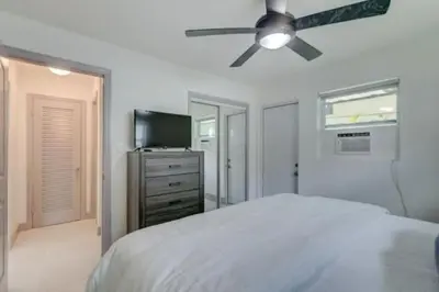 a bedroom with a bed and a ceiling fan at SuaveMauve Las Olas Beach in Fort Lauderdale