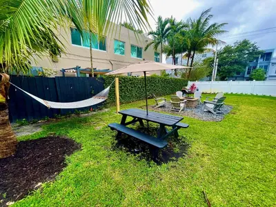 a hammock and a picnic table in a yard at SuaveMauve Las Olas Beach in Fort Lauderdale