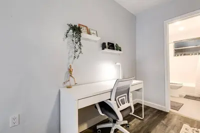 a white desk with a chair in a room at Airport Loft 1b full kitchen Virg 10 in Miami