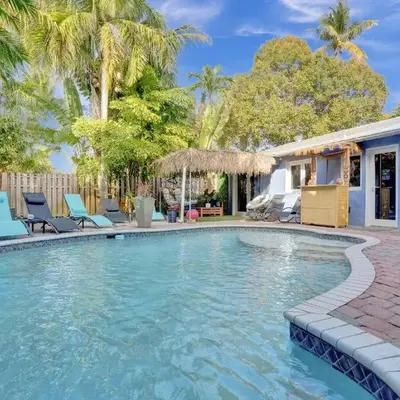 Kiki 2 - Men's Clothing optional Guest Houses