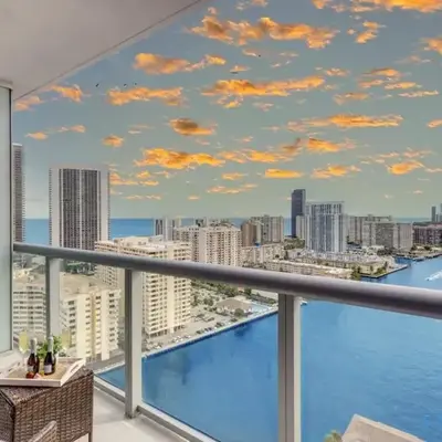 Upper studio w Balcony Pool Gym Near Beach