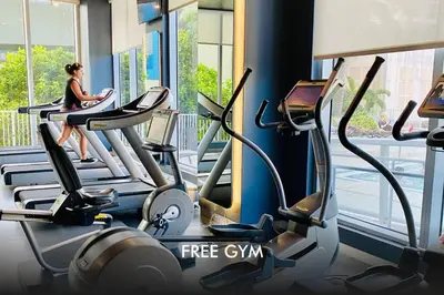 a woman on a treadmill in a gym at Disfruta como en Miami, hermoso estudio para 4 in BeachWalk in Hallandale Beach