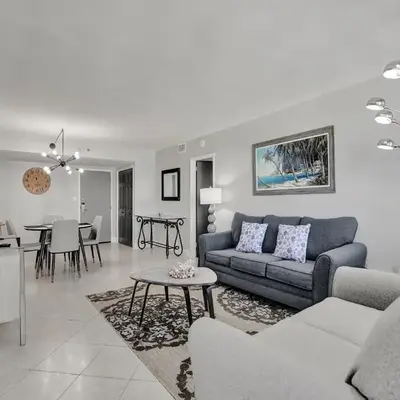 Cozy Beachfront 2 BDR Miami Beach Condo 406