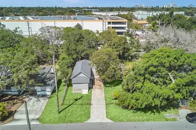 an overhead view of a yard with trees and a building at Hallandale Mins From Beach & Aventura Mall Hn01 in Hallandale Beach