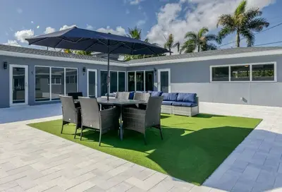 a patio with a table and chairs and an umbrella at Sunshine Manors 2017-3 in Fort Lauderdale