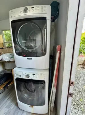 a microwave sitting on top of a washing machine at Quiet & Centrally located House - PRIVATE PARKING, LAUNDRY AND STORAGE FOR LUGGAGE in Miami