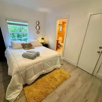 Quiet & Centrally located House - PRIVATE PARKING