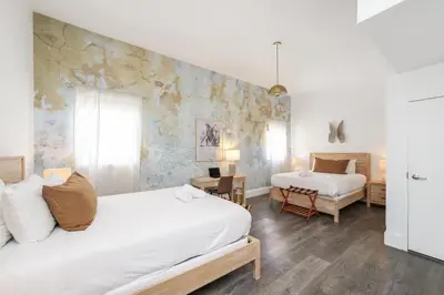 a bedroom with two beds in a room at Ithaca in Miami Beach
