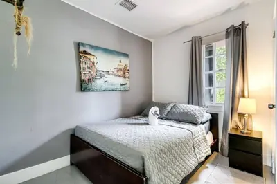 a bedroom with a bed and a picture on the wall at Welcoming 2-BR apartment - 6 people V1 in Miami