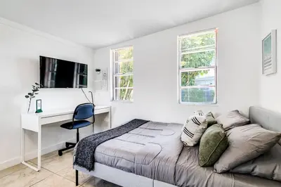 a bedroom with a bed and a desk with a computer at Inviting 1-BR apartment for 4 people V2 in Miami