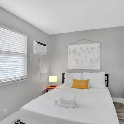 Rustic Retreats Beachy 1BR for 4 guests in the heart of Fort Lauderdale