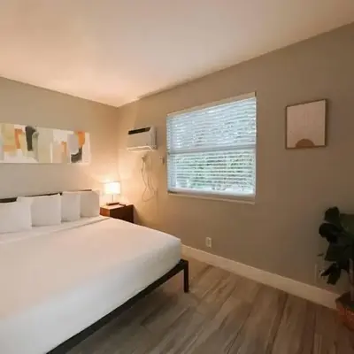 Rustic Retreats Modern 1BR for 4 guests in the heart of Fort Lauderdale
