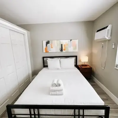 Rustic Retreats Cozy 1BR for 4 guests minutes from Las Olas