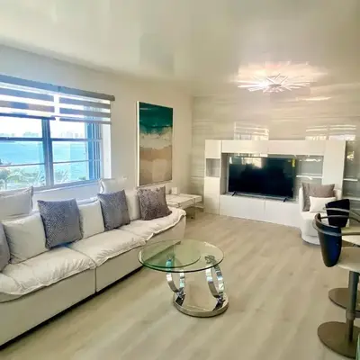 Panoramic luxurious waterfront one bedroom apartment with Miami skyline view Free parking 5min drive to Miami Beach