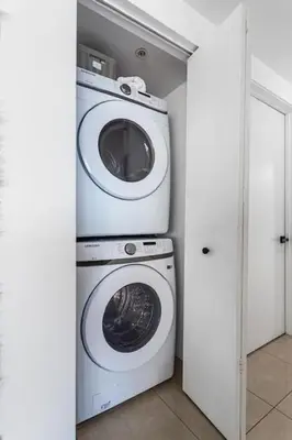 a washing machine and a washer in a room at Coco Loco - Wynwood in Miami