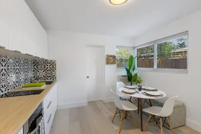 a dining room with a table and chairs in a kitchen at Lake Ridge Villa in Fort Lauderdale