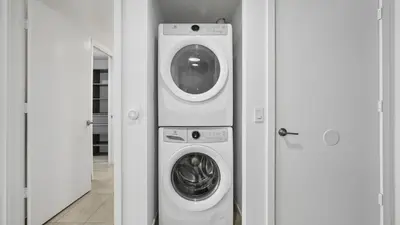 a washing machine and a dryer in a room at Sentral Alea Miami in Miami