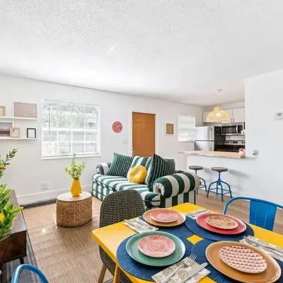 Lovely 2 BR condo in Sailboat Bend