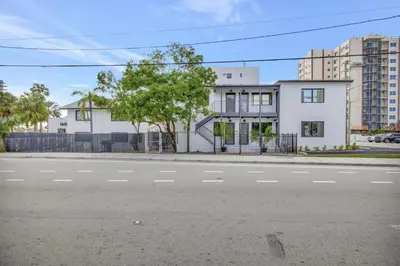 a white building on the side of a street at Studio Right off Las Olas - Steps to FTL Beach 2B in Fort Lauderdale