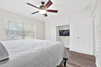 a bedroom with a bed and a ceiling fan at Wills off Wilton Drive 2 bed and 1 bath plus Den with Heated Pool in Fort Lauderdale