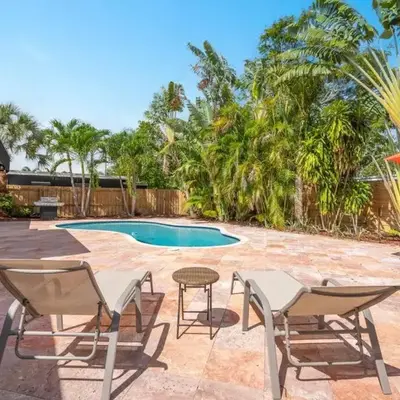Wills off Wilton Drive 2 bed and 1 bath plus Den with Heated Pool
