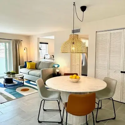 Modern / Central / Free Pkg