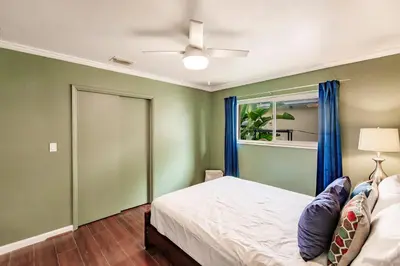 a bedroom with a bed and a ceiling fan at Uhost AI - Updated 1B1B Hideaway - Sleeps 3 in Hollywood
