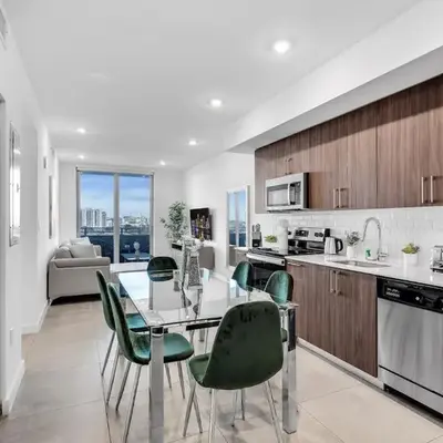 Gorgeous 3-Bed Retreat Mins from Bayside and Parking